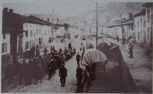 Prisonniers français qui traversent le village.